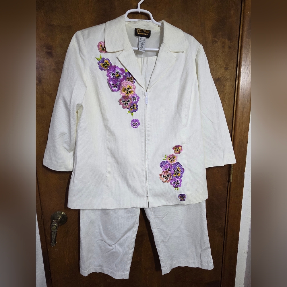 Vintage Bob Mackie Wearable Art 2-piece White Pant Suit Pink & Purple Pansies LG